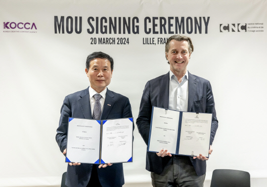 21일(현지시간) 프랑스 릴에서 열린 '시리즈 마니아 2024'에 참가해 한국의 대표적인 영상 IP(지식재산권)를 유럽마켓에 소개하는 'K-IP 와이드오픈' 행사를 연 조현래 한국콘텐츠진흥원장이 현지에서 도미니크 부토나 프랑스국립영화영상센터 대표와 업무협약을 맺고 있다.  한국콘텐츠진흥원 제공